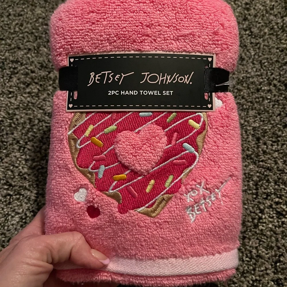 Betsey Johnson set of 2 hand towels